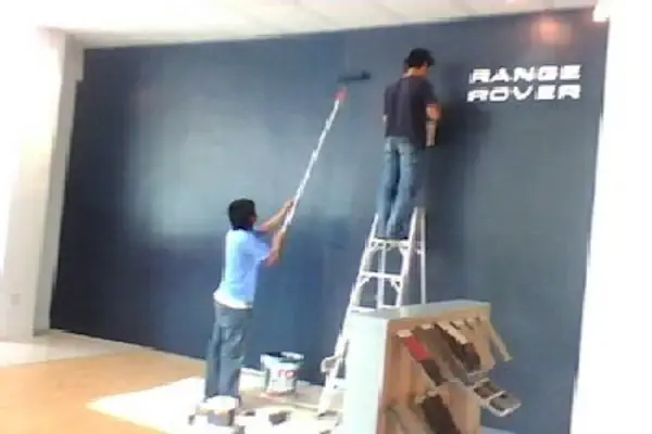 ช่างสีกำลังทาสีบ้าน ทำงานอย่างมืออาชีพ